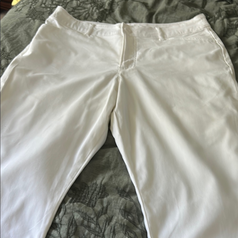 Women’s White Capri Pants